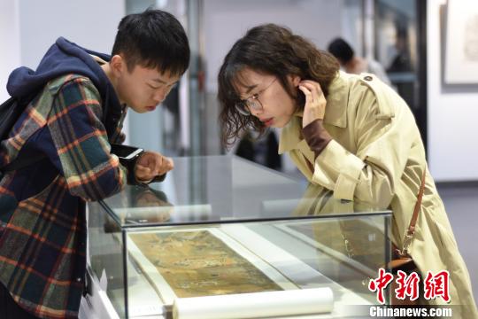 图为观展者在现场观展?！≈咏ㄉ?摄