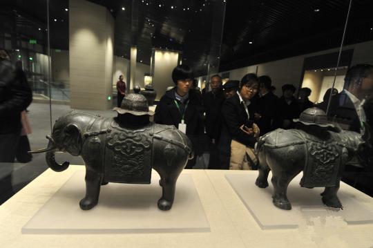 孔子博物馆11月26日在孔子故里曲阜正式开馆试运行，首批展出文物2500件（组）。