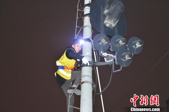 京沈高铁辽宁段开通前最后一次施工现场?！∩蛱?摄