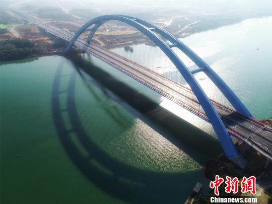 航拍官塘大桥。　王以照 摄