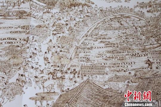 图为以烙画形式绘制的《清明上河图》局部。　徐雪 摄