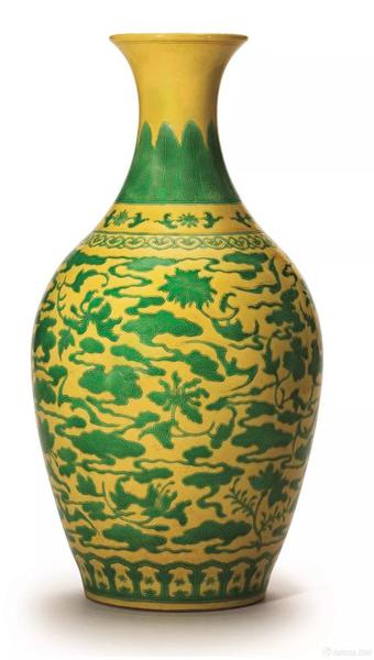 Lot 1252 清雍正　黄地绿彩福寿祥云折枝花卉纹橄榄瓶 成交价：HK$ 44，800，000