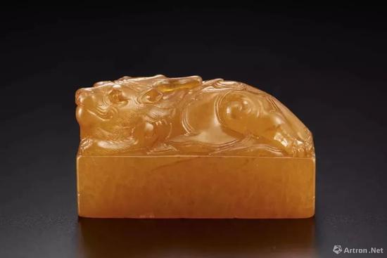 Lot 1219&nbsp;&nbsp;清早期 田黄雕貔貅钮方印&nbsp;成交价：HK$ 4，370，000