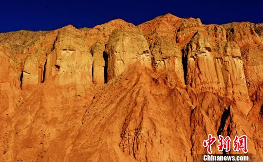 阿克塞境内的丹霞地貌以柱廊、宫殿等形状为主，堪称鬼斧神工?！「吆晟?摄