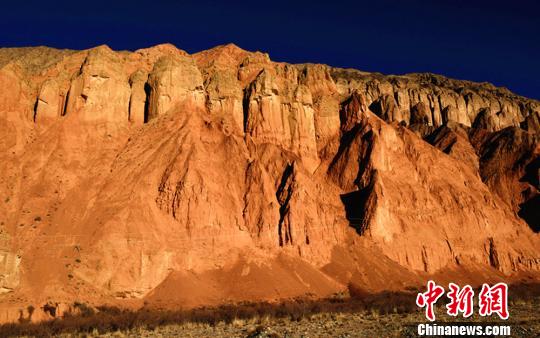 丹霞地貌巍然耸立在阿尔金山主峰脚下，呈现出独特的丹霞风光。　高宏善 摄