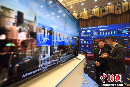 参观展览 谢丹 摄