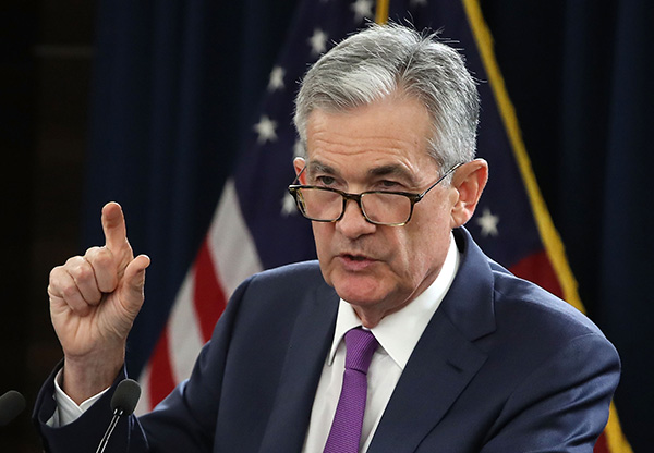 向特朗普屈服？美联储主席发表鸽派演讲 美股大涨