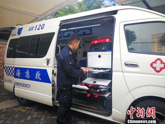 配备的救护车辆上，抢救设备、诊疗设备、搬运设备、监控及信息传输设备等一应俱全?！≤缝?摄