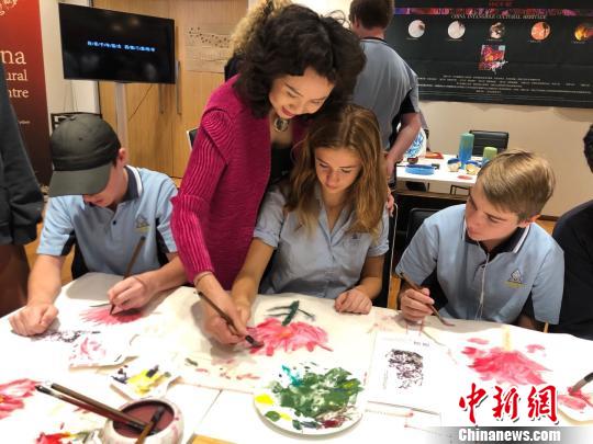 学生现场体验。　张丝雨 摄