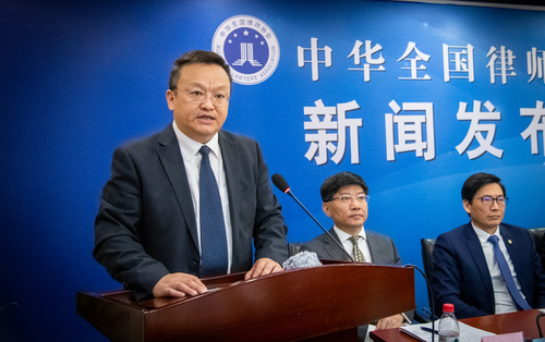 浙江省律师协会副会长 冯震远 摄影  王建军