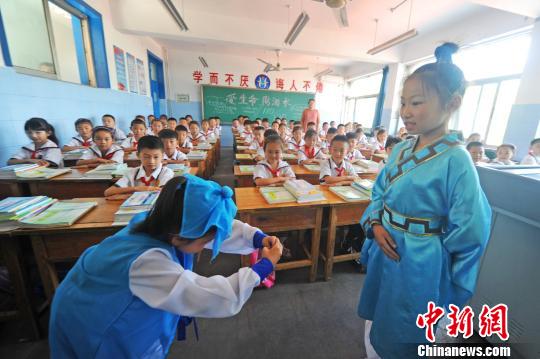 图为优秀传统文化进曲阜校园的课堂?！∏肥形抗┩?摄