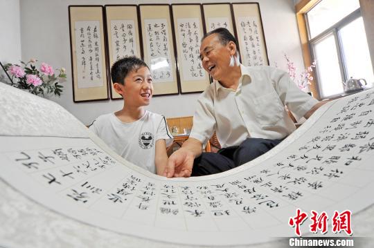 曲阜传承弘扬优秀传统文化，塑造良好家风?！∏肥形抗┩?摄