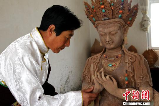 图为热贡文化人才培育领军人才夏吾角。(资料图) 张添福 摄