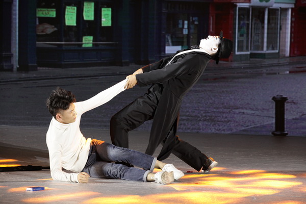 广西壮族自治区北海艺术设计学院的舞台剧《诉》剧照