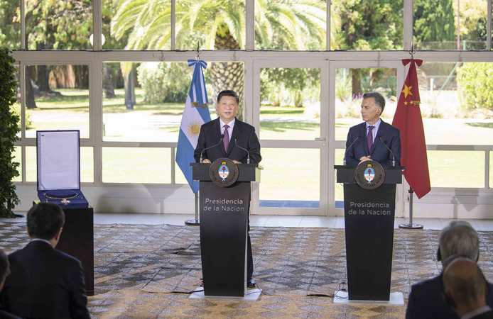 习近平接受阿根廷“解放者圣马丁大项链级勋章”