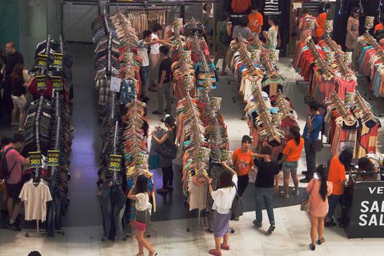 2013年，北京，新世界百货商场里琳琅满目的服装。