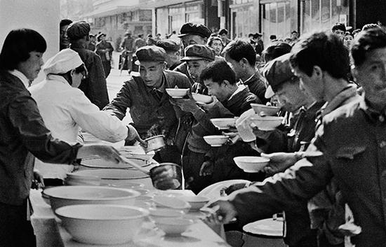 1981年，北京，前门路边的大碗茶。