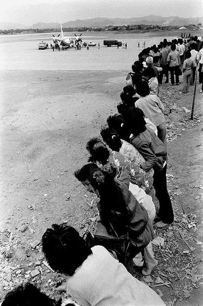 1983年，广东，梅县侨乡第一次降下民航飞机 ，吸引了围观群众。