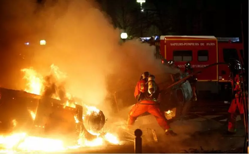 巴黎骚乱凯旋门卢浮宫成战场 浓烟滚滚火光冲天