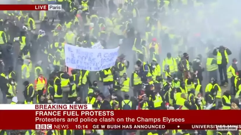 巴黎骚乱凯旋门卢浮宫成战场 浓烟滚滚火光冲天