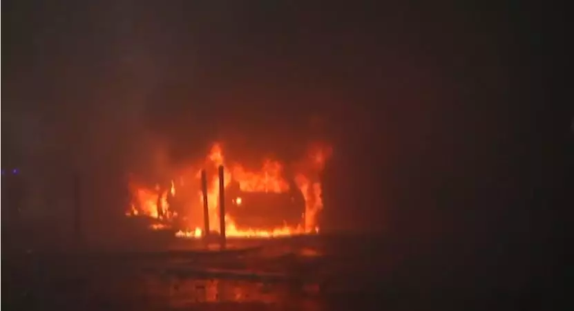 巴黎骚乱凯旋门卢浮宫成战场 浓烟滚滚火光冲天