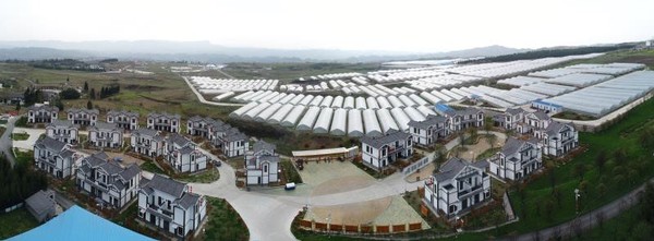 恒大援建大方的新农村及配套蔬菜产业基地。6