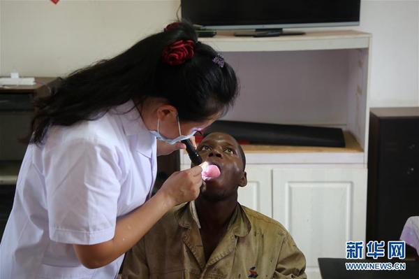 　12月3日，在卢旺达首都基加利，一名中国医疗队医生为中国援卢旺达政府综合办公楼项目的员工检查身体。