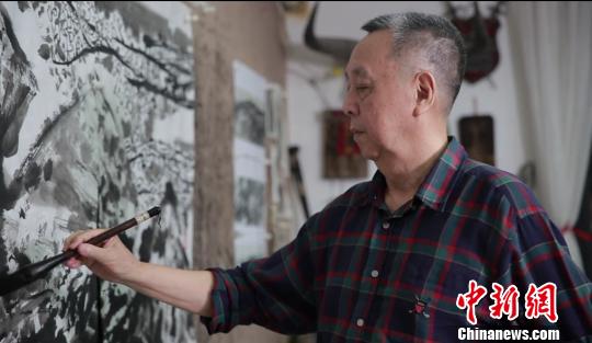 林墉在家中坚持创作?！±盍?摄