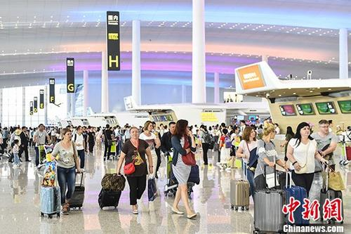 旅客在广州白云机场T2航站楼。 <a target='_blank' href='http://www.chinanews.com/'>中新社</a>记者 陈骥旻 摄