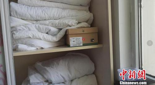 执法人员还从布草柜发现男鞋?！》独龇?摄