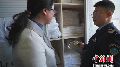 执法人员还从布草柜发现半袋瓜子。　范丽芳 摄