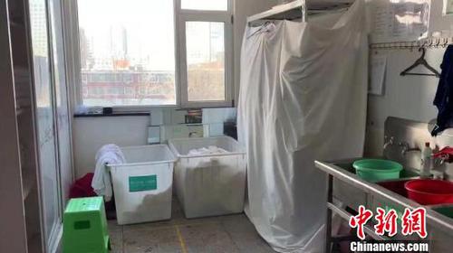 酒店清洗消毒专间内存放有与消毒无关的物品。　范丽芳 摄