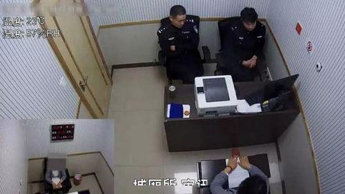 　李某某接受民警调查