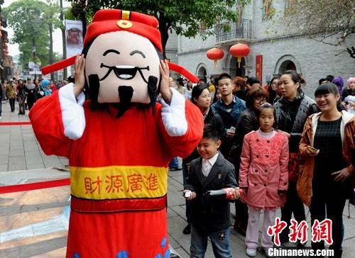 资料图：大雪节气“财神”福州街头送祝福。<a target='_blank' href='http://www.chinanews.com/'>中新社</a>发 刘可耕 摄