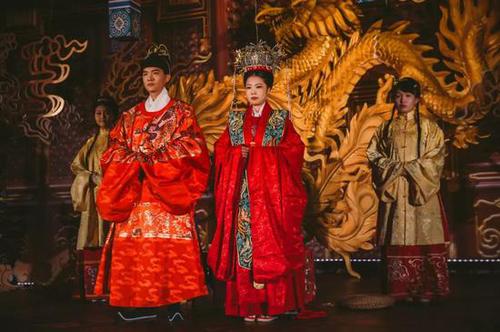 美女耗时六年筹办汉婚大礼 伴娘伴郎成宫女大臣