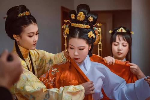 美女耗时六年筹办汉婚大礼 伴娘伴郎成宫女大臣