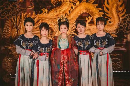 美女耗时六年筹办汉婚大礼 伴娘伴郎成宫女大臣