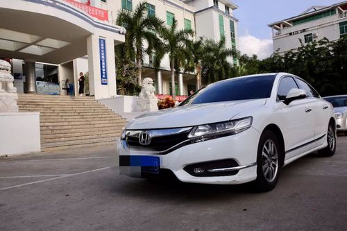 辽宁牌轿车三亚行驶3分钟扔8次垃圾 被警告罚50元