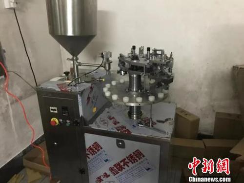 图为制假设备。台州公安 供图