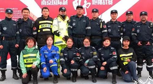 ?合影中前排左一为为郭玉芹