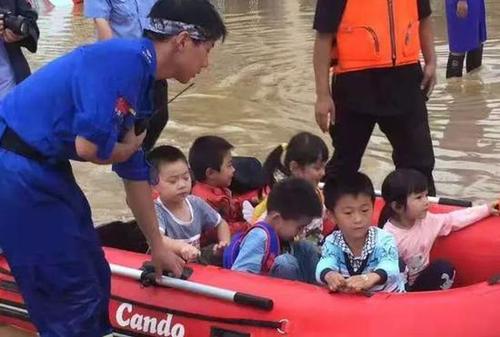 ?毛润新在一次救援行动中