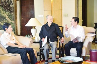 王瑞林(中)听取相关工作汇报。 人民网 图