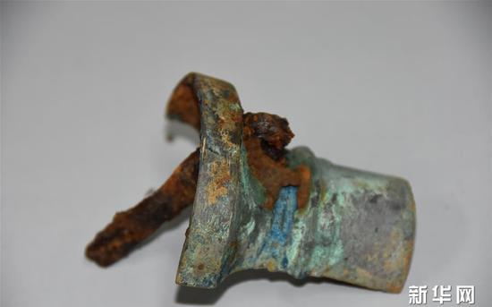 山祭祀坑内出土的祭祀用的青铜车軎（12月7日摄）。 新华社记者都红刚摄