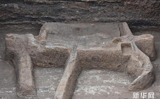 12月7日拍摄的吴山祭祀遗址内发掘的车马祭祀坑局部。 新华社记者都红刚摄