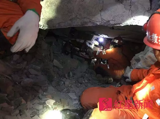直击四川滑坡雨夜大救援：像剥洋葱一样剥离废墟