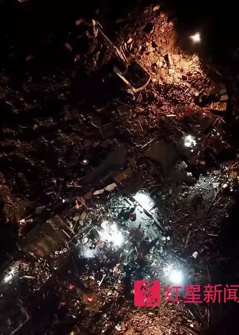 直击四川滑坡雨夜大救援：像剥洋葱一样剥离废墟