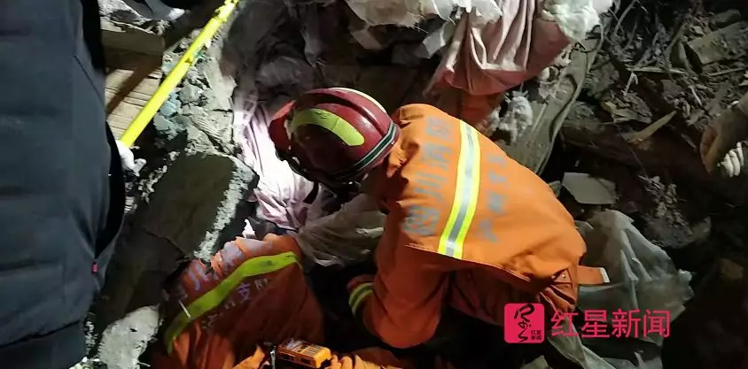 直击四川滑坡雨夜大救援：像剥洋葱一样剥离废墟