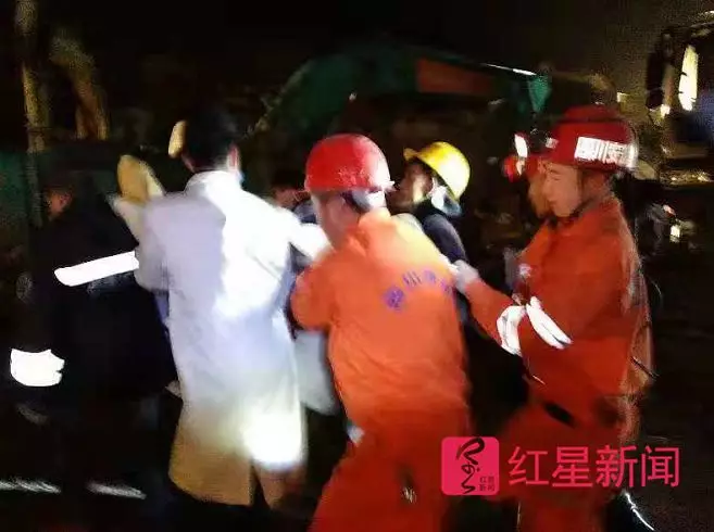 直击四川滑坡雨夜大救援：像剥洋葱一样剥离废墟