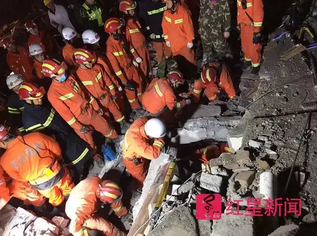 直击四川滑坡雨夜大救援：像剥洋葱一样剥离废墟
