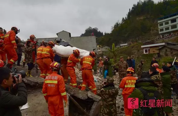 直击四川滑坡雨夜大救援：像剥洋葱一样剥离废墟